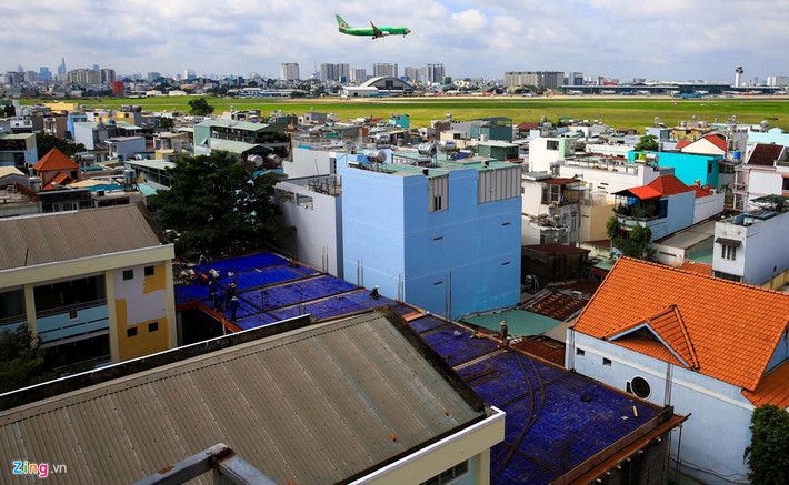 Nhiều giải pháp được các chuyên gia đưa ra như xây thêm nhà ga, đường lăn và sân đỗ, mở đường vào sân bay. Tuy nhiên với hình ảnh nhà dân vây kín tới sát hàng rào sân bay như thế này thì việc mở rộng hay đơn giản hơn là mở đường vào sân bay là bài toán chưa có lời giải.