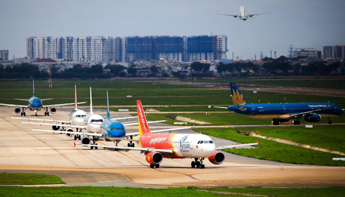Vào giờ cao điểm, máy bay của các hãng hàng không cất, hạ cánh liên tục, xếp hàng dài chờ tới lượt. Tân Sơn Nhất là cảng hàng không nhộn nhịp nhất Việt Nam với hơn 38 triệu lượt khách năm 2018, vượt xa công suất thiết kế chỉ 25 triệu lượt/năm.