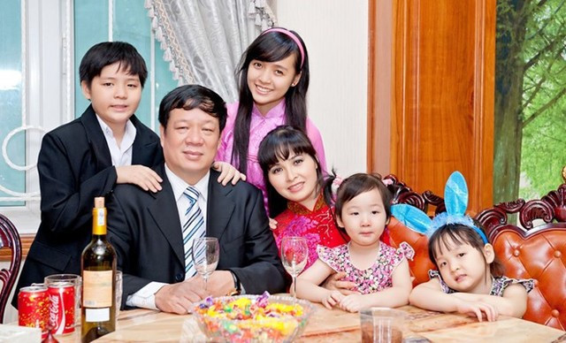 Doanh nhân Ngô Nhật Phương về chung một nhà với nữ ca sĩ Trang Nhung vào năm 1996. Gia đình họ sống trong tòa biệt thự triệu USD ở trung tâm TP HCM. Ảnh: Vietnamnet.