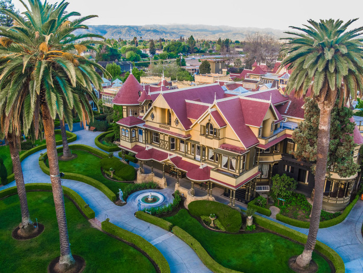 Biệt thự Winchester ở San Jose (California, Mỹ) được xây dựng như một mê cung và có cầu thang uốn lượn dẫn đến hư không và những cánh cửa mở vào tường.
