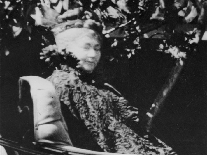 Ngôi nhà rộng 2.222 m2 này có một nhân vật chính kì lạ xung quanh câu chuyện về nó: Sarah Winchester, người phụ nữ đằng sau công trình kỳ quặc.