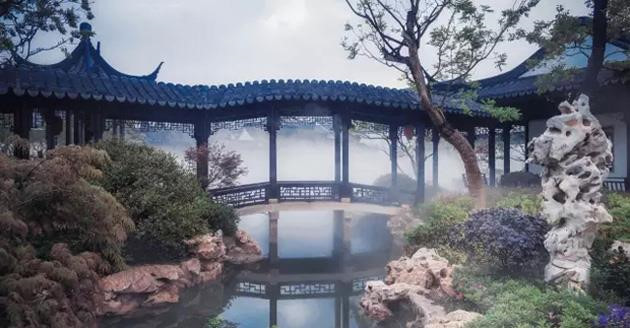 Các khu nhà ở nối với nhau bằng cây cầu, xung quanh có vườn cây, ao cá. Ảnh: BI.