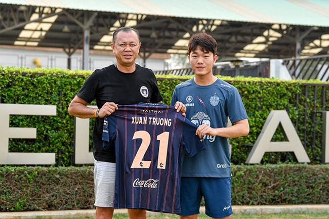 Theo thông tin được biết, tại Buriram, Xuân Trường sẽ nhận mức lương 10.000 USD/tháng trong vòng một năm. Như vậy, tổng tiền lương Xuân Trường được nhận tại đội bóng Thái Lan sẽ là 120.000 USD (hơn 2.5 tỷ đồng). Ảnh: Dân Việt.
