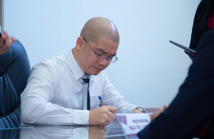Trước hàng loạt thông tin trên truyền thông về các dự án “ma” mà Alibaba rao bán bị cưỡng chế do sai phạm, nhân viên đặt ra câu hỏi: “Nếu chủ tịch chết thì sao”?, Luyện tuyên bố: "Không sao. Vì những thứ tôi chia sẻ được viết thành sách, thành văn hết rồi". Ảnh: VietnamFinance.