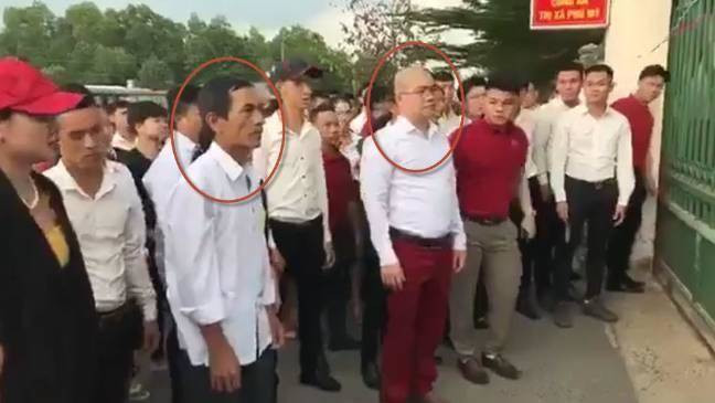 Hồi tháng 6, sau khi các cơ quan chức năng cưỡng chế khu đất trùng với vị trí một dự án "ma" của Alibaba tại xã Tóc Tiên, thị xã Phú Mỹ, tỉnh Bà Rịa - Vũng Tàu, ông Luyện đã đăng đàn tự biên tự diễn khi nhục mạ công an xã và chủ tịch xã Tóc Tiên. Ảnh: Baogiaothong.