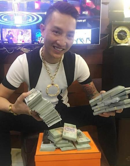 Ngoài cho vay, Huấn còn điều hành một công ty chuyên làm dịch vụ Facebook ở Việt Nam. Ảnh: Saostar.