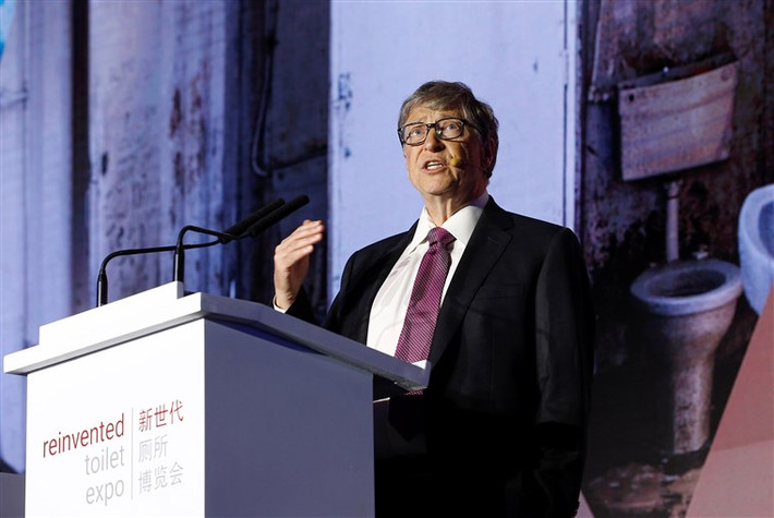 Vừa qua, quỹ từ thiện Bill và Melinda Gates đã trao tặng 4,8 triệu USD để phát triển bồn cầu không cần nước, giúp đảm bảo sức khỏe cho hàng ngàn người dân Ấn Độ. Hơn 4.000 nhà vệ sinh được dựng lên từ chương trình này. Ảnh: Youtube.