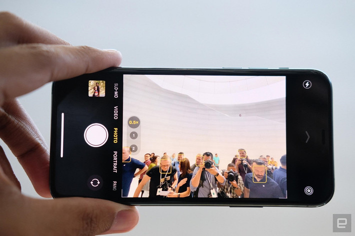Bên cạnh đó, Apple cũng giới thiệu chế độ Deep Fusion. Tính năng này cho phép iPhone 11 Pro chụp liên tiếp 9 bức ảnh 4 tấm trước khi nhấn chụp, 4 tấm sau khi nhấn chụp 1 1 ảnh lúc chụp. Sau đó, iPhone 11 Pro sẽ dùng phần mềm để ghép 9 bức ảnh lại để tăng độ phân giải cho ảnh bằng thuật toán. Tính năng quay phim trên iPhone 11 Pro cũng có nhiều nâng cấp đáng kể về chống rung và độ nét.