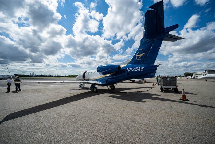Máy bay phản lực được trang bị hai động cơ cánh quạt Pratt & Whitney PW535E gắn phía sau.