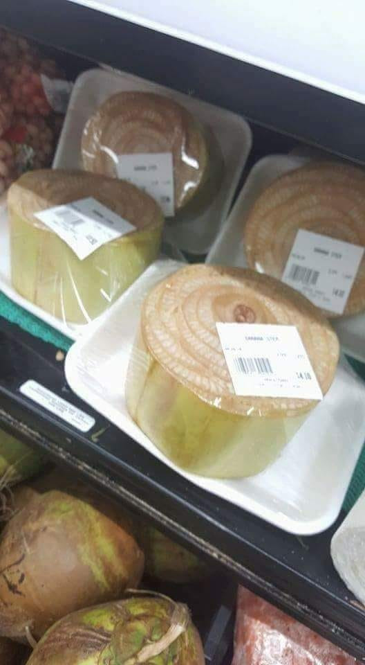 Mới đây, trên mạng xã hội xôn xao về hình ảnh những khúc thân chuối được đóng gói đẹp mắt, bày bán tại siêu thị Nhật Bản. Ảnh: Facebook.