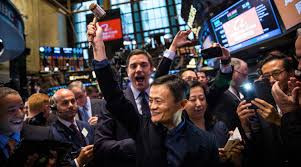 Tháng 6/2012, Alibaba đã trả 2,45 tỷ USD để mua lại 27% cổ phần của Alibaba và rút niêm yết sau 5 năm giao dịch trên sàn chứng khoán Hong Kong. Tỷ phú Jack Ma khi đó cho biết việc này sẽ giúp họ "đưa ra các quyết định dài hạn có lợi nhất cho khách hàng, đồng thời giúp Alibaba không phải chịu sức ép của một công ty đại chúng". Ảnh: Nikkei.