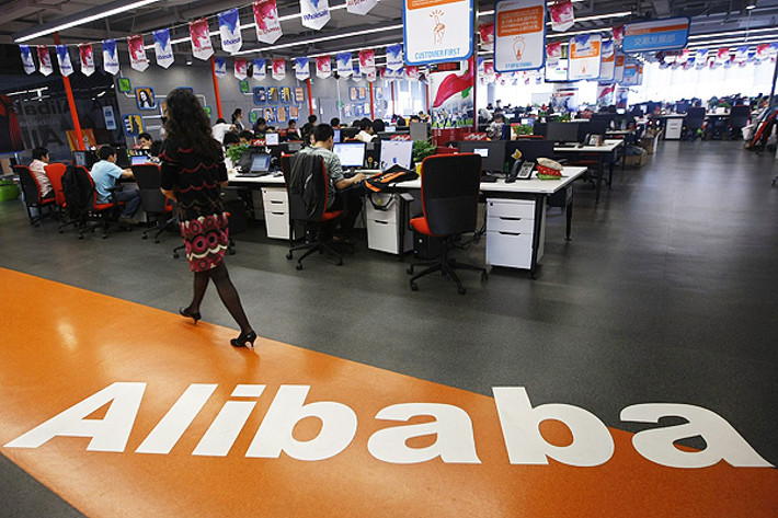 Việc niêm yết công khai giúp Tập đoàn Alibaba huy động được 13,1 tỷ đôla Hong Kong từ việc niêm yết. Trong phiên giao dịch đầu tiên, giá cổ phiếu của hãng tăng gấp ba so với giá IPO. Ảnh: SCMP.