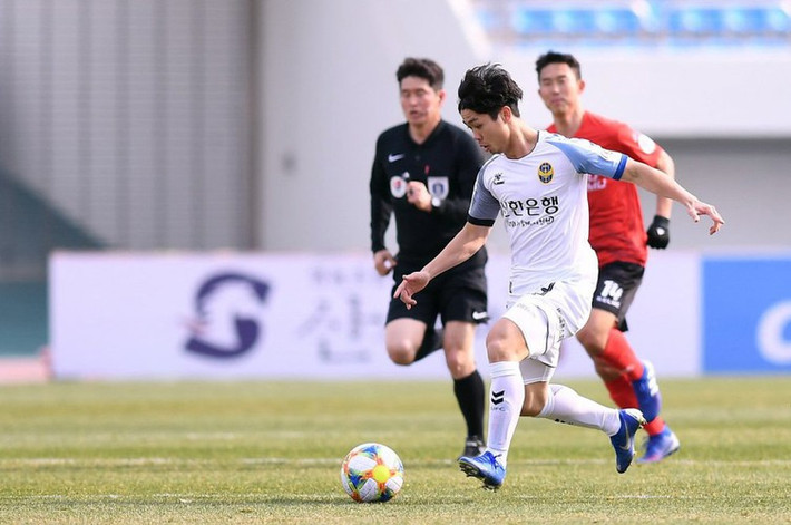 Trước khi sang Bỉ, Công Phượng có thời gian thi đấu cho Incheon United (Hàn Quốc) với mức lương 10.000 USD/1 tháng (khoảng 232 triệu đồng). Ảnh: VTC.
