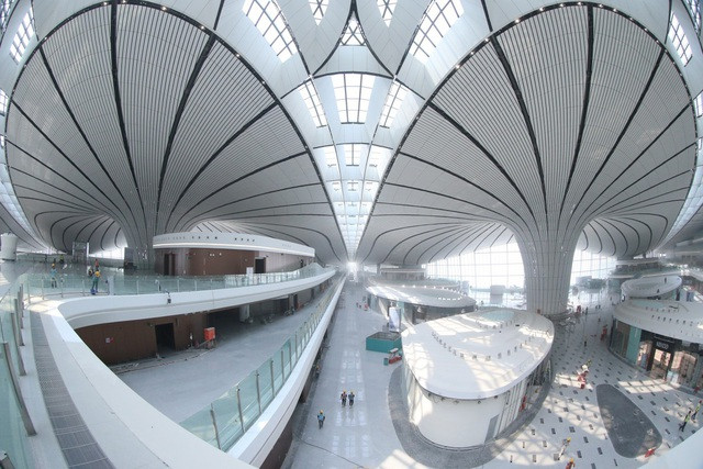 Được thiết kế bởi nữ kiến trúc sư quá cố Zaha Hadid, sân bay nổi bật với những đường cong mềm mại lấy cảm hứng từ chim Phượng hoàng - loài chim xuất hiện trong truyền thuyết của Trung Quốc. Ảnh: CNN.