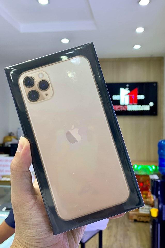 Máy sở hữu màn hình kích thước 6,5 inch tấm nền OLED. Công nghệ Super Retina XDR giúp cho máy có độ phân giải màn hình lên tới 2.436 x 1.125 pixel cùng mật độ điểm ảnh 458 ppi.