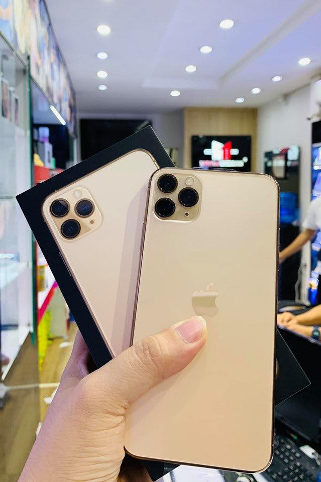 Phải đến ngày 20/9, Apple mới chính thức giao những mẫu iPhone 11 nhưng khoảng 23h55' ngày 16/9, chiếc iPhone 11 Max Pro đã có mặt tại một cửa hàng ở TPHCM.