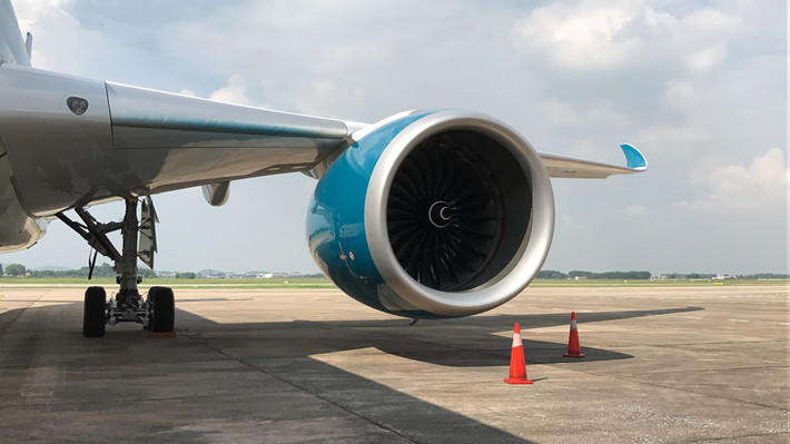 Airbus A350 cũng là dòng máy bay thân thiện với môi trường, tiết kiệm nhiên liệu nhất hiện nay nhờ động cơ công nghệ mới XWB đến từ hãng siêu xe Rolls Royce. Ảnh: Zing.