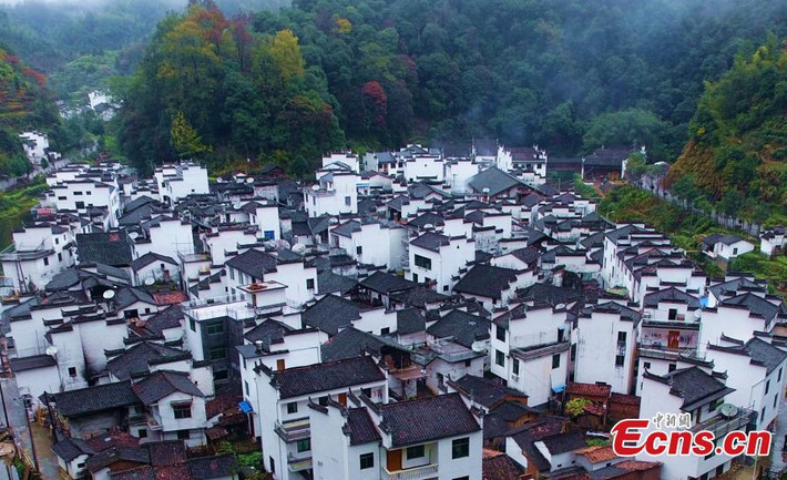 Nhà san sát nhau, tường sơn màu trắng và sử dụng mái dốc. (Ảnh: Ecns)