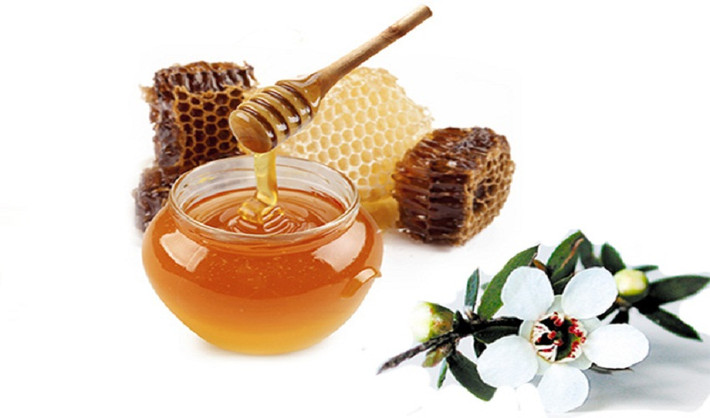 Trong khi mật ong thường có vị ngọt, hương thơm dịu nhẹ thì mật ong Manuka có màu vàng sẫm ngả nâu, mùi hăng hắc.