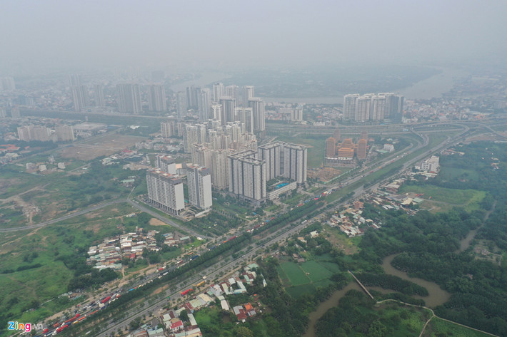 Giao lộ Mai Chí Thọ và Xa lộ Hà nội cũng trong tình trạng tương tự.