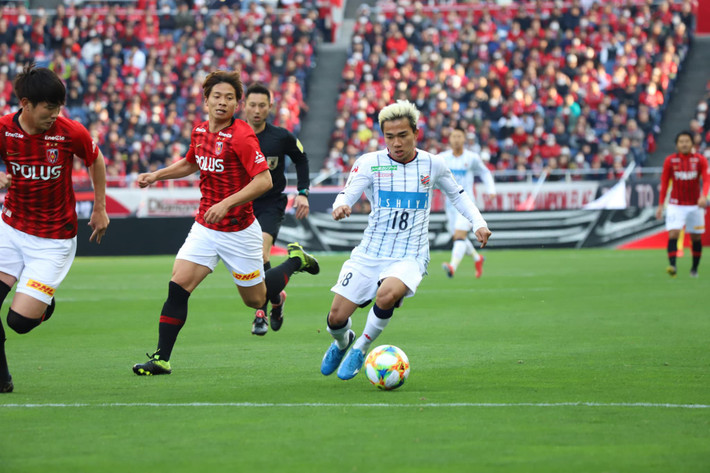 Chanathip Songkrasin (còn gọi "Messi" Thái) hiện đang thi đấu cho câu lạc bộ Hokkaido Consadole Sapporo ở Giải bóng đá vô địch quốc gia Nhật Bản J League. Ảnh: Fox sport Asia.