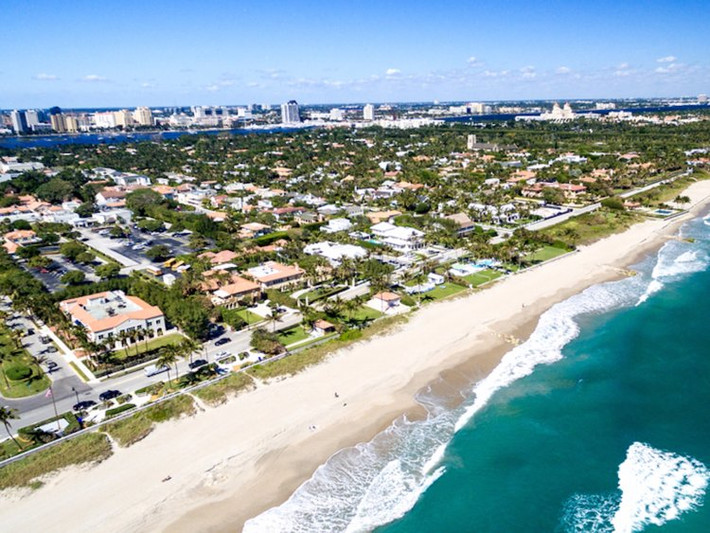 Tại Florida, ông Donald Trump sở hữu một số ngôi nhà ở Palm Beach, trị giá 25 triệu USD (giá trị thực là 35 triệu USD, tuy nhiên Trump đang có khoản nợ 11 triệu USD), theo Forbes.