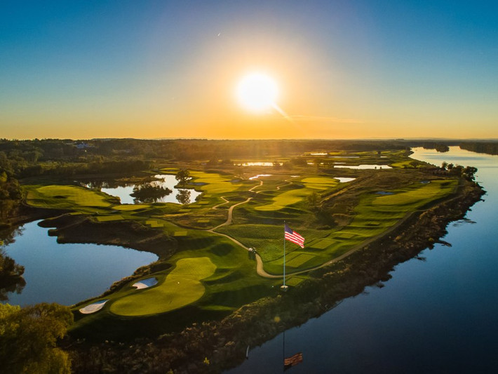Tổng thống Donald Trump còn sở hữu hai ngôi nhà ở Sterling, Virginia, gần Câu lạc bộ golf quốc gia Trump ở Washington, DC, trị giá 1,5 triệu USD.