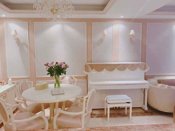 Phạm Hương chú trọng kết hợp màu trắng ngà với gam màu pastel tôn lên nét mềm mại, quyến rũ. Ảnh: Giadinhnet.