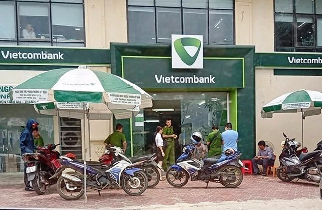 Cướp táo tợn tại ngân hàng Vietcombank Thanh Hóa. Khoảng 11h15 trưa 25/7/2019, lợi dụng lúc nghỉ trưa, hai tên cướp bịt mặt đã đột nhập Ngân hàng thương mại cổ phần Ngoại thương Việt Nam (Vietcombank) ở xã Hải Yến, huyện Tĩnh Gia, Thanh Hóa. Ảnh: Zing.