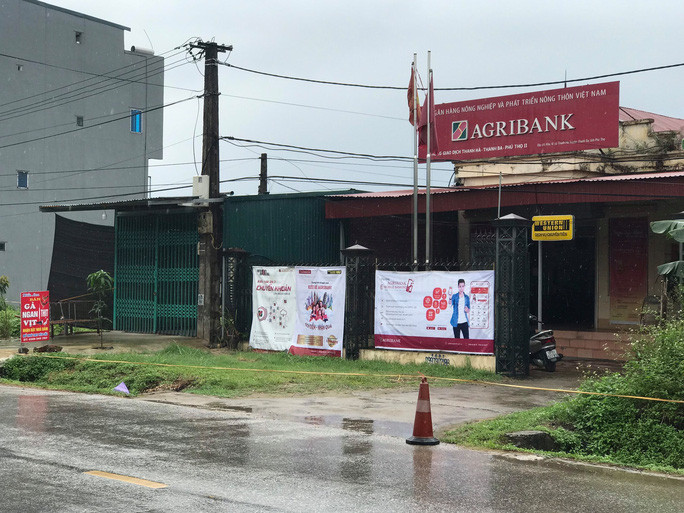 Cướp tại Agribank Phú Thọ. Không chỉ tại Vietinbank, không ít vụ cướp từng xảy ra tại ngân hàng Agribank. Theo Báo An ninh thủ đô, khoảng 10h30 phút sáng 31/5, một vụ cướp xảy ra tại trụ sở Phòng giao dịch Thanh Hà, thuộc ngân hàng Agribank- Chi nhánh Phú Thọ 2 (xã Thanh Hà, huyện Thanh Ba). Ảnh: Người lao động.