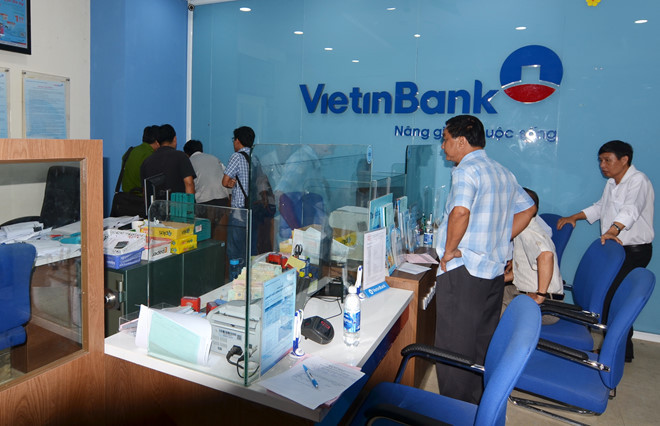 Theo nhân viên ngân hàng, vào cuối giờ làm việc buổi chiều, một nam thanh niên đeo khẩu trang bước vào phòng giao dịch. Khi bảo vệ yêu cầu người này tháo khẩu trang, anh ta rút súng khống chế bảo vệ và nhân viên giao dịch, cướp trên 940 triệu đồng rồi tẩu thoát về hướng TP HCM.