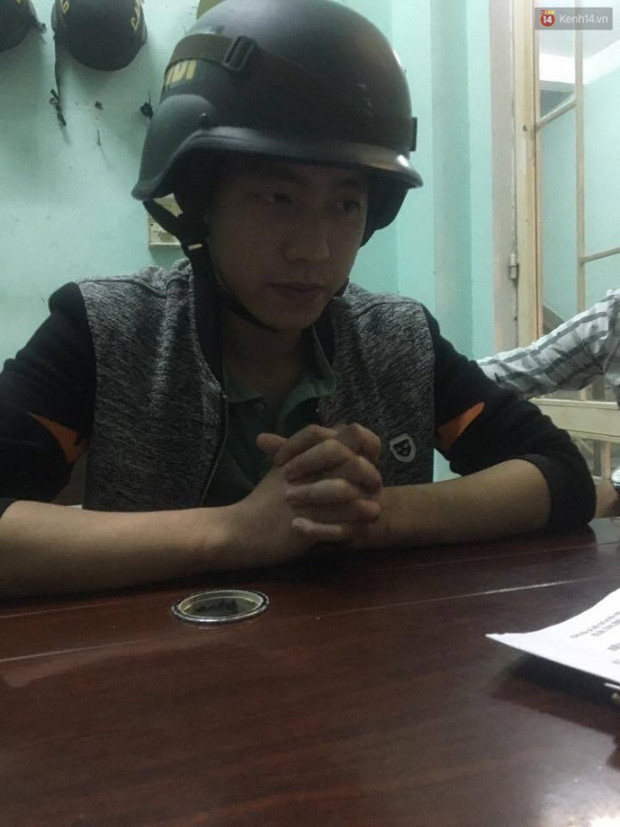 Tuy nhiên, ngay sau khi rời khỏi Phòng giao dịch, đối tượng bị công an tóm gọn đưa về trụ sở CA phường An Hải Bắc. Tại cơ quan điều tra, đối tượng khai nhận danh tính là Phan Văn Hoàng (SN 1992, trú tại 66 Lê Phụ Trần, phường Nại Hiên Đông, quận Sơn Trà).