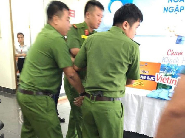 Cướp tại Vietinbank Cốc Lếu TP. Lào Cai. Đây không phải là lần đầu tiên xảy ra cướp ở ngân hàng Vietinbank. Mới đây, Báo Giao thông đưa tin, khoảng 10h30’ sáng 27/8/2019, khi nhân viên của Phòng giao dịch chi nhánh ngân hàng Vietinbank Cốc Lếu (TP. Lào Cai, tỉnh Lào Cai) đang làm việc thì một nam thanh niên cầm theo thanh kiếm xông vào, đe dọa và yêu cầu nhân viên chi nhánh giao nộp tiền.