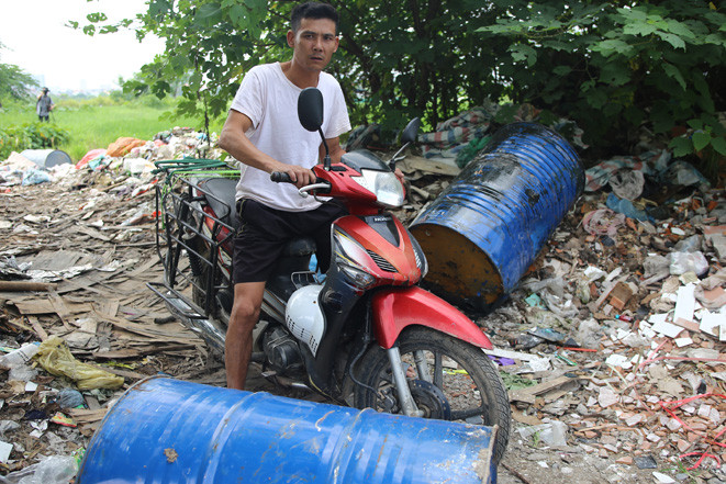 Một số người dân ở đây cho biết, tình trạng vứt bậy chất thải trên đã diễn ra trong một thời gian dài.