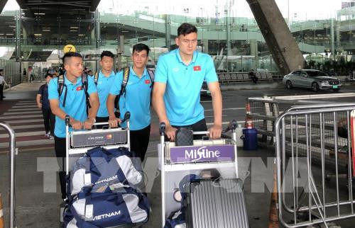 Trưa 1/9, đội tuyển Việt Nam đặt chân tới sân bay Suvarnabhumi, (Bangkok) để chuẩn bị cho trận đấu bảng G Vòng loại World Cup 2020 khu vực châu Á với đội tuyển Thái Lan vào ngày 5/9 tới. Ảnh: TTXVN.