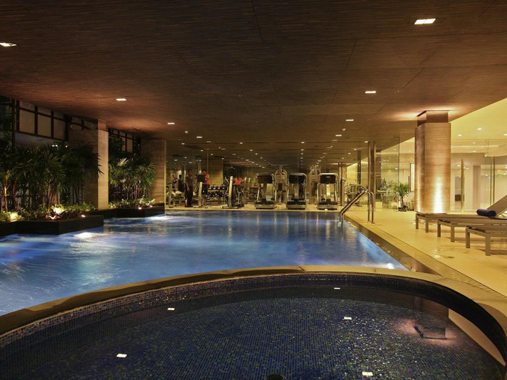 Novotel Bangkok Impact còn có một bể bơi lớn trong nhà...Ảnh: Agoda.