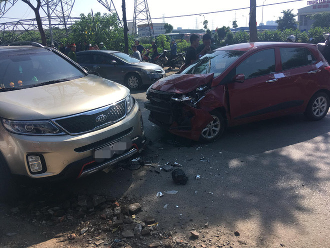 Vào khoảng 13h30 trưa ngày hôm nay (22/9), một vụ tai nạn giao thông đã xảy ra trên đường Tam Trinh (quận Hoàng Mai, Hà Nội).