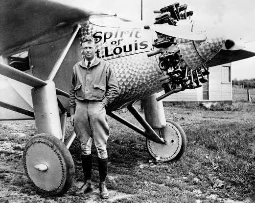 Chuyến bay đầu tiên không nghỉ từ New York tới Paris năm 1927. Charles Lindbergh lái chiếc máy bay từ New Yorrk tới Paris trong ngày 20-21/5, một hành trình kéo dài 34 giờ liên tục.