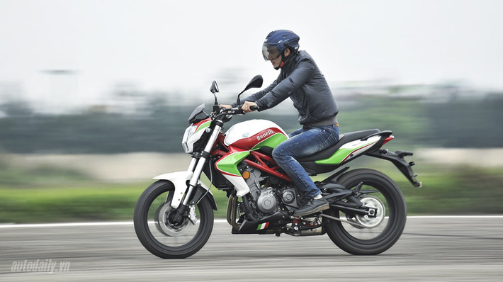 Benelli BN302 sở hữu động cơ 300cc, có chiều dài cơ sở 1405 mm, chiều cao yên 795 mm, phù hợp với dáng vóc của người Việt (người có chiều cao từ 1m65 –1m75). Có thể coi Benelli BN302 là 1 làn gió mới cho thị trường xe phân khối lớn ở phân khúc hạng trung với động cơ 300cc mà giá thành chỉ 114 triệu đồng.
