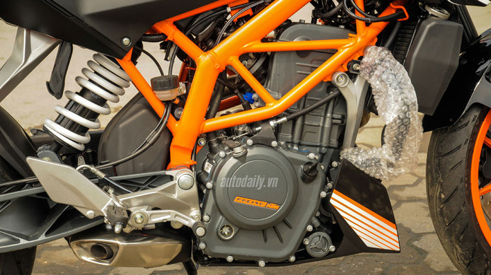 Cung cấp sức mạnh cho KTM Duke 390 ABS là khối động cơ xy-lanh đơn, 4 thì, 373cc, công suất tối đa 43 mã lực tại vòng tua máy 9.500 vòng/phút.