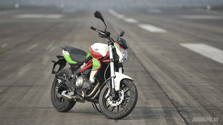 Benelli BN302 được giới thiệu tại thị trường Việt Nam (tháng 7/2014). Đây là mẫu xe mới của “gia đình” Benelli dành cho những người lái môtô mới trải nghiệm dòng xe phân khối lớn.