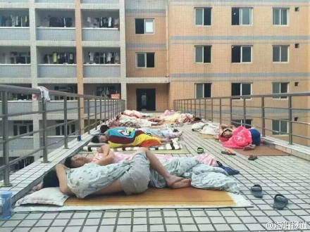 Thời tiết nóng bức kéo dài và phòng ký túc không có điều hòa nhiệt độ khiến nhiều sinh viên lựa chọn ngủ ngoài trời để tránh nóng.