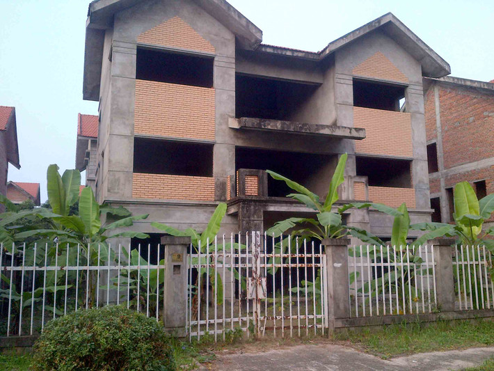 Nhiều biệt thự bỏ không đã xuống cấp.