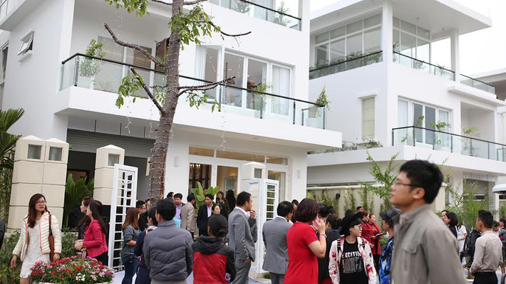 FLC L’Amoura nằm trong quần thể du lịch nghỉ dưỡng sinh thái FLC Sầm Sơn hơn 200 ha đạt chuẩn 5 sao với nhiều tiện ích cao cấp, đồng bộ như sân golf 18 lỗ dạng links; gần 600 phòng khách sạn và bulgalow resort; 152 bể bơi lớn nhỏ trong nhà và ngoài trời; bể bơi nước mặn lớn nhất Việt Nam rộng 5.100 m2; trung tâm hội nghị quốc tế với sức chứa hơn 1.300 chỗ; khu thể thao, các khu vui chơi giải trí, spa, trung tâm thương mại...