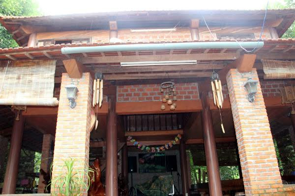 Chính quyền địa phương và kiểm lâm đang đùn đẩy trong việc xử lý công trình này. Ông Trương Việt, Chủ tịch UBND phường Hòa Hiệp Bắc cho biết, khu đất thuộc địa bàn quản lý của phường nhưng Hạt Kiểm lâm chưa bàn giao nên trách nhiệm là của Hạt Kiểm lâm.