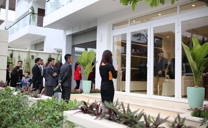 Theo chủ đầu tư, đầu tháng 11, lễ giới thiệu biệt thự biển FLC L’Amoura tại Hà Nội đã thu hút gần một nghìn khách hàng và nhà đầu tư tham dự. Ngay tại buổi lễ, rất nhiều nhà đầu tư đã ký hợp đồng mua biệt thự. Tại lễ ra mắt hôm 28/11, rất nhiều khách hàng và nhà đầu tư các nơi, đặc biệt là Hà Nội cũng đã đổ về Sầm Sơn để xem biệt thự mẫu.