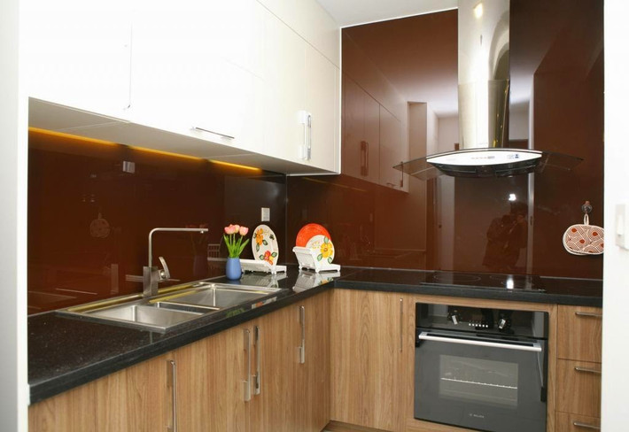 Nội thất phòng bếp căn hộ mẫu của dự án.