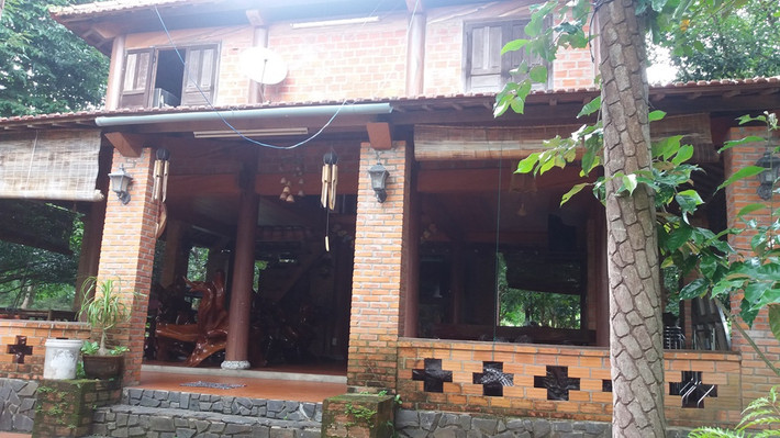 Trên khu đất này, ông Dũng đang trồng nhiều cây ăn quả, cây lâm nghiệp, cây bóng mát. Bên cạnh đó còn có hệ thống bờ kè bằng bê tông và đá cuội dọc bên suối, một số hồ nuôi cá. Khu vực này cách Trạm kiểm lâm Suối Lương khoảng 300m.