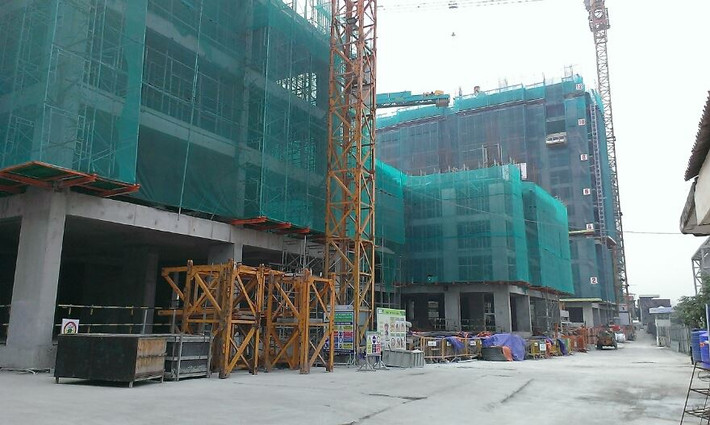 Dự án gồm 2 tòa nhà, mỗi tòa nhà gồm 2 block cao 33 tầng nổi, 2 tầng hầm. Khi hoàn thành sẽ cung cấp ra thị trường khoảng 1.200 căn hộ. Ảnh chụp tiến độ thi công dự án tính đến ngày 9/12. Ảnh: Đông Nhiên.