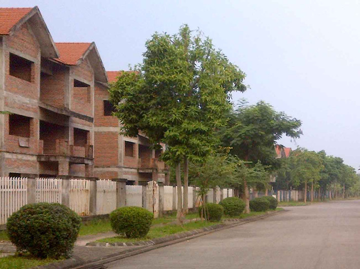 Thế nhưng hiện nay mức giá biệt thự tại đây đã rớt thê thảm. Có nhiều căn diện tích đất gần 400 m2 ngân hàng đang phát mại với mức giá chỉ 4 tỷ đồng.
